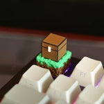 Pixel-Style Brust-Schlüsselanhänger – 3D Kunst-Schlüsselanhänger für mechanische Tastaturen | Gaming & Sammler