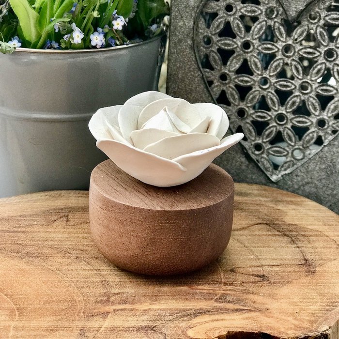 Japanischer Nelken-Diffusor – Eleganter Blumen-Reed-Diffusor mit Holzsockel | Raumduft & Dekoration